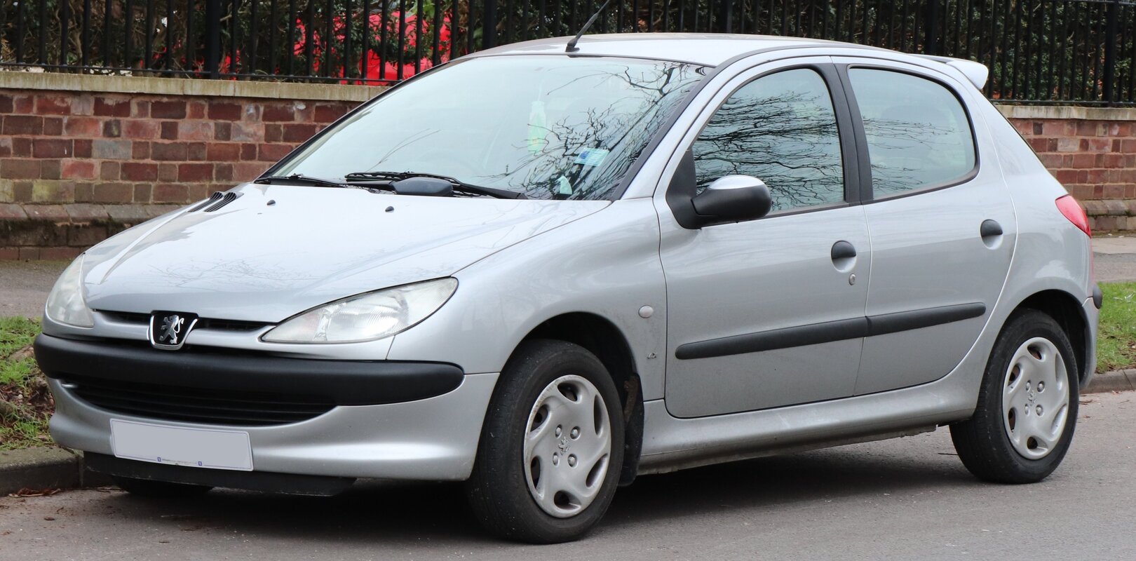 2002_Peugeot_206_LX_1.4_Front.jpg